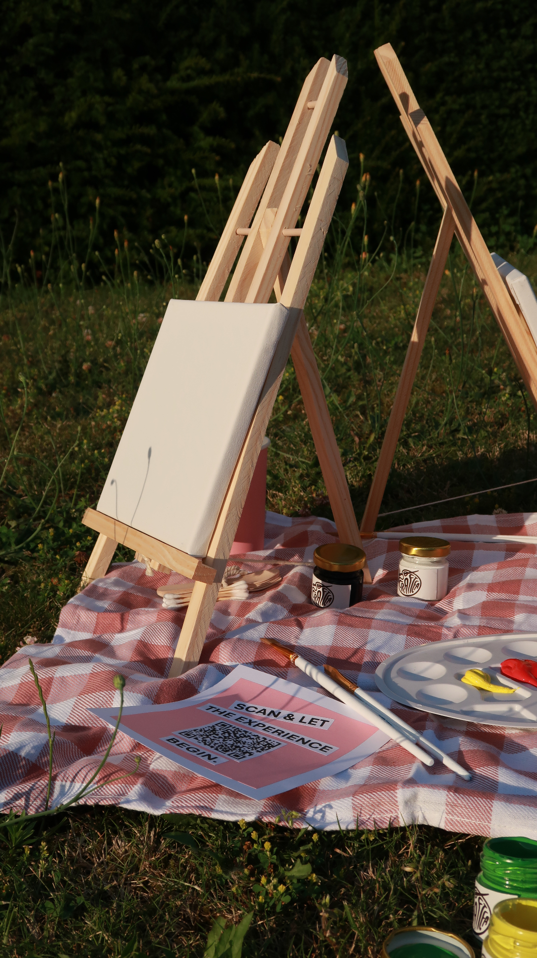 Craftea canvas kit op een easel met verf en kwasten